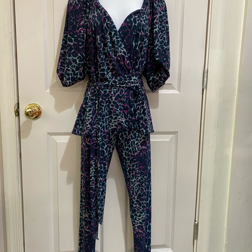 💢SOLD💢 BCBGMaxAzria Animal leopard print top and leggings